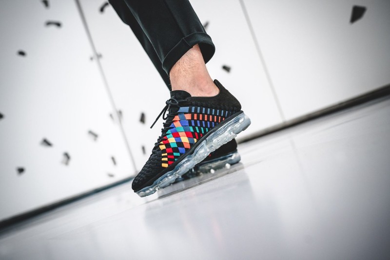 Vapormax on sale black rainbow